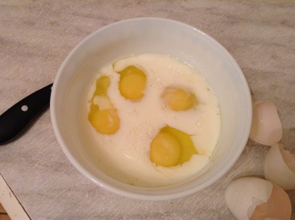 Молоко с яйцами и сметаной