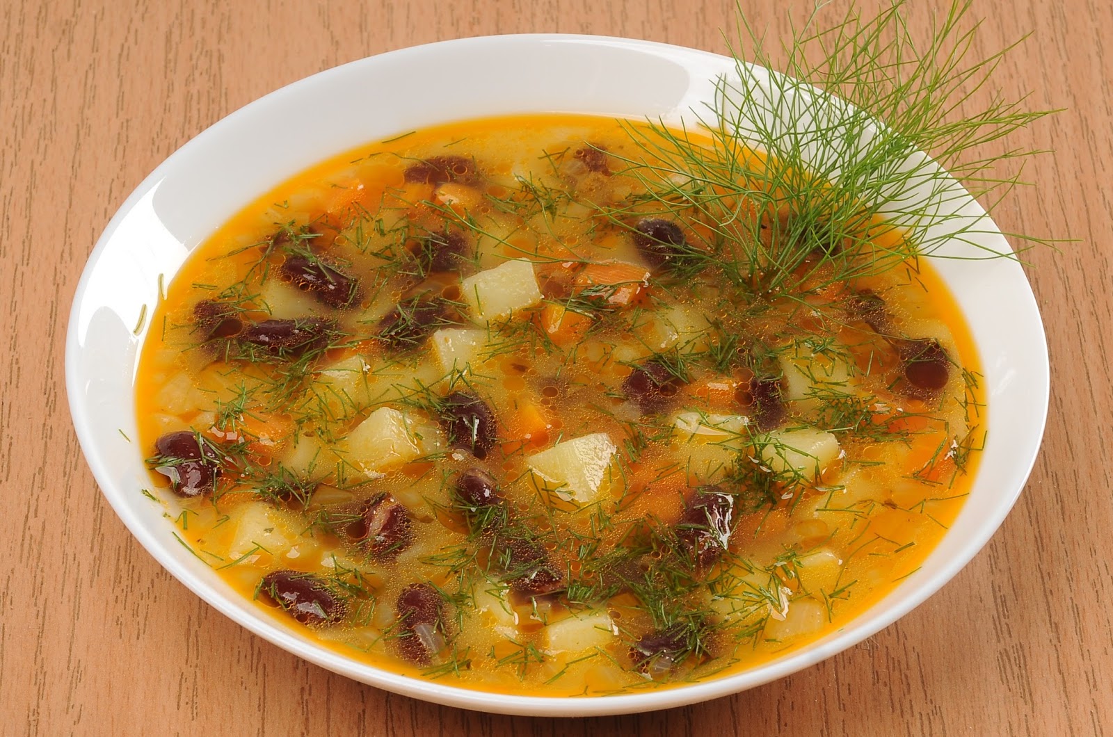 Рецепт простого супа с мясом и картошкой. Крестьянский фасолевый суп. Суп фасолевый постный. Суп фасолевый с мясом. Крестьянский постный фасолевый суп.