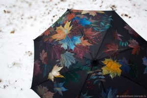 женщина под чёрным зонтом