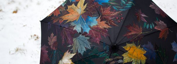 женщина под чёрным зонтом