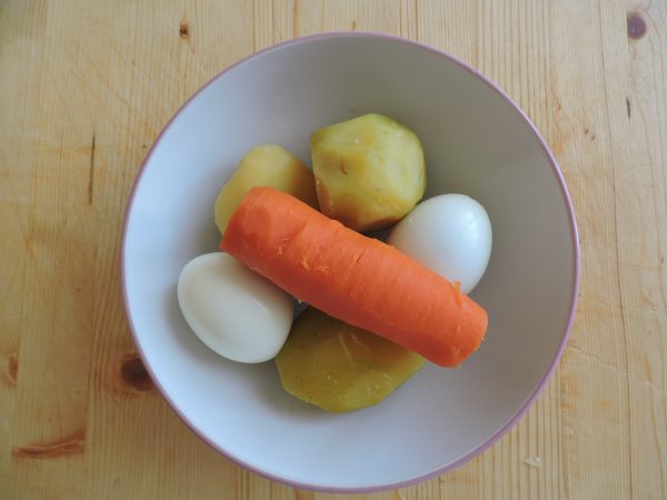 Очищенные овощи и яйца для салата